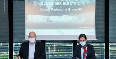 photo of Camille Bonenfant Jeaneney, General Manager of Storengy and Marc Fromager Director of Industrial Automation & End Users, Schneider Electric France signing the partnership. 