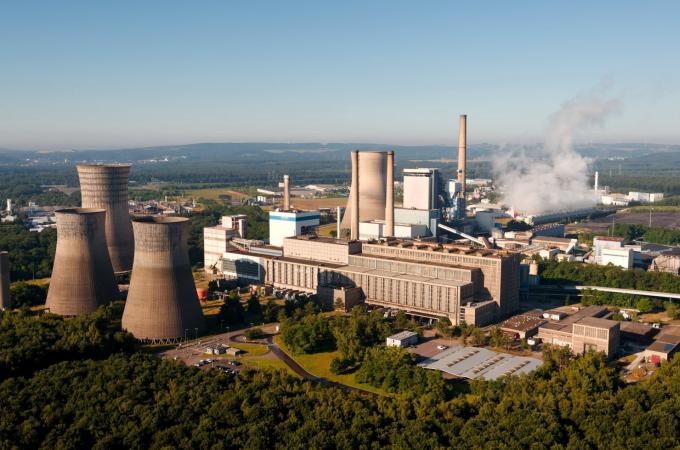 Photo aérienne du site de la centrale à charbon Emile Huchet de l’agglomération de Saint-Avold Synergie et donne une vue d’ensemble sur les infrastructures de la centrale. 